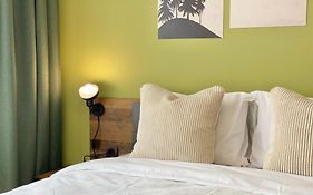 Colourful Apartment For 4 Guests And Free Parking